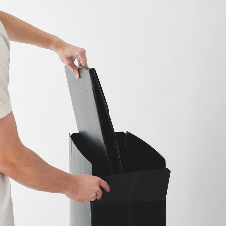 Les emballages d'expédition réutilisables sont introduits dans des conteneurs de collecte
